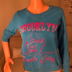 💙 Derek Heart Teal “Brooklyn” Sweatshirt – Size Medium, Pink & Green Lettering